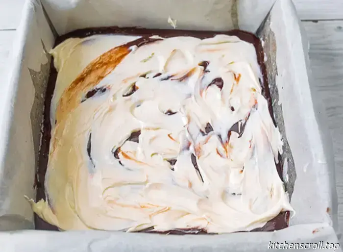 Brownie con crema di formaggio e lamponi su un delizioso blog