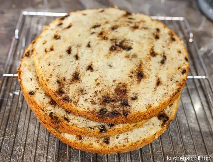 Torta di banana con briciole di cioccolato e crema al cioccolato su Blog Gustoso
