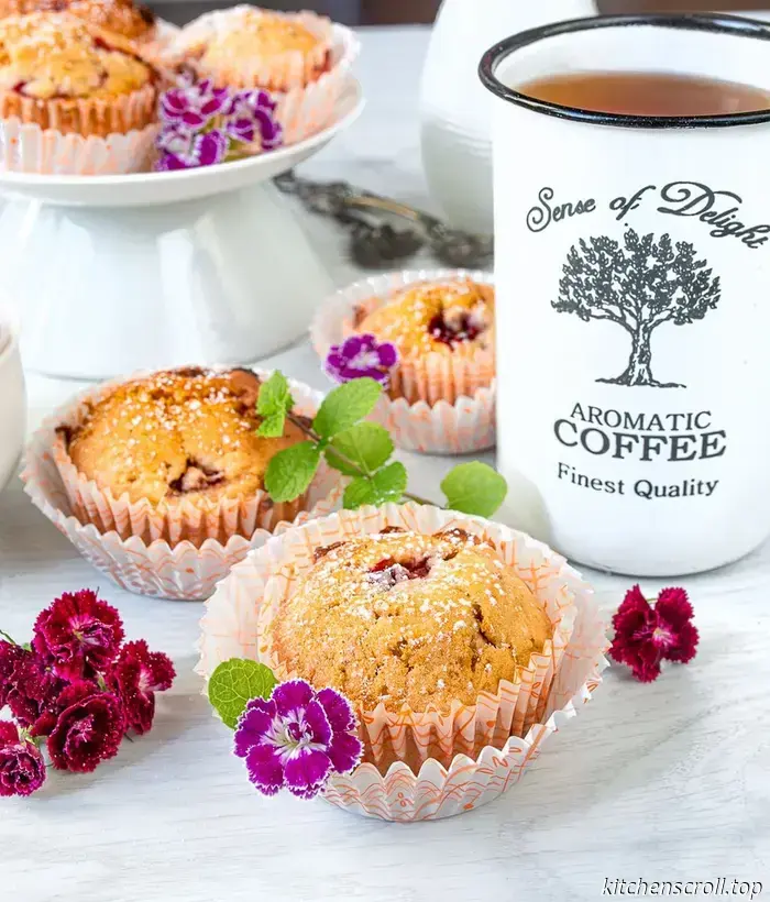 Muffins with strawberries and white chocolate on the Delicious Blog