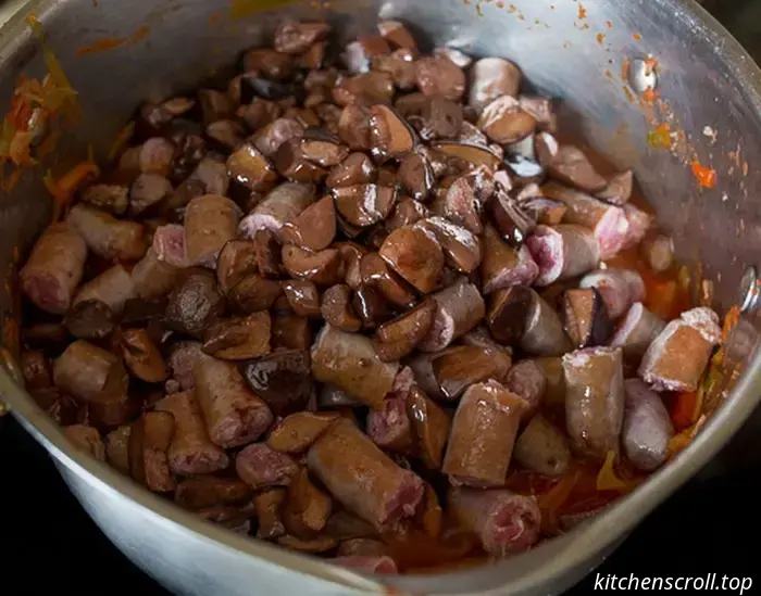 Un guazzabuglio di cavolo con salsicce e funghi su Blog Gustoso