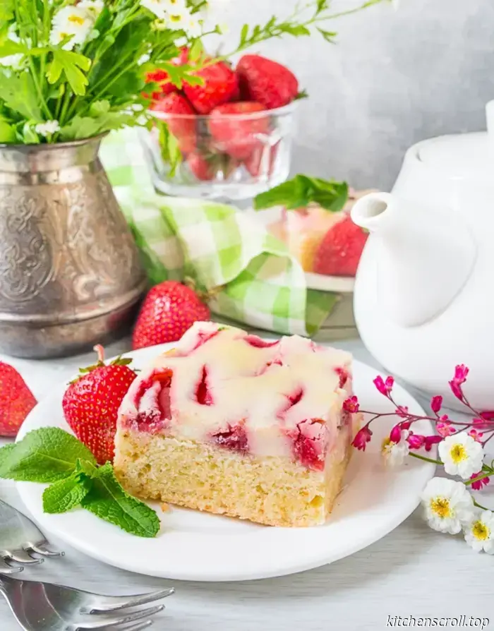 Una selezione di torte, crostate e dessert alla fragola per la stagione estiva