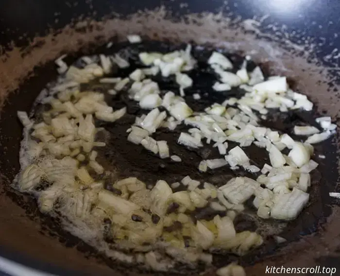 Eingelegter Kuchen mit Fleisch und Pilzen auf einem leckeren Blog