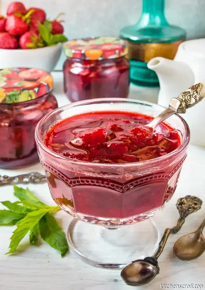 Una selezione di torte, crostate e dessert alla fragola per la stagione estiva