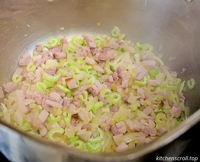 Tomatensuppe mit Hackfleisch und Pilzen auf einem leckeren Blog