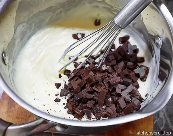Bananenkuchen mit Schokoladenkrümeln und Schokoladencreme auf dem Leckeren Blog