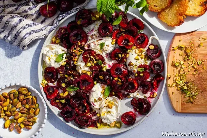 burrata con ciliegie schiacciate e pistacchi
