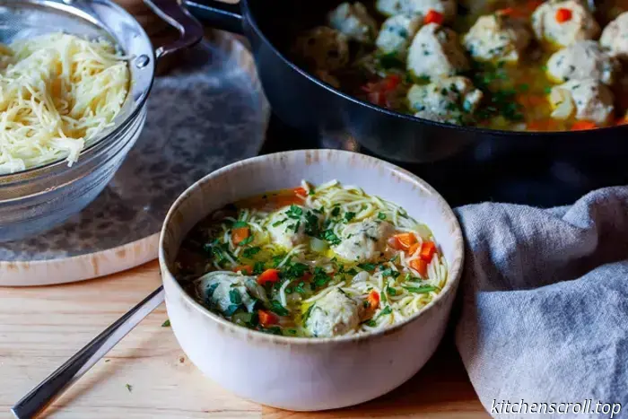 sopa de pollo con albóndigas y fideos