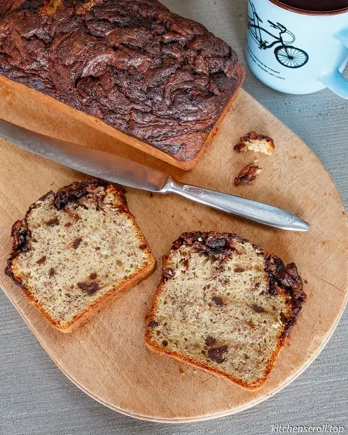 Banana cake with a chocolate crust on the Delicious Blog