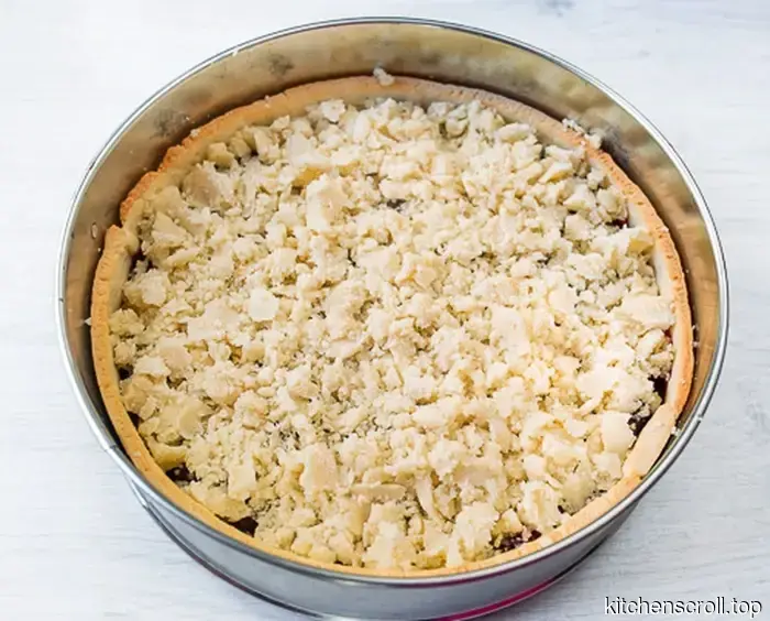 Crostata di ciliegie con briciole croccanti su Blog Gustoso