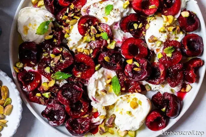 burrata con ciliegie schiacciate e pistacchi