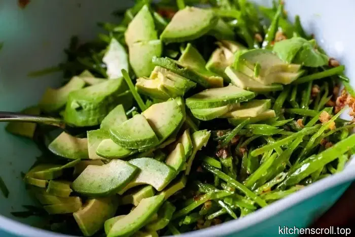 Schneerbsensalat mit Avocado