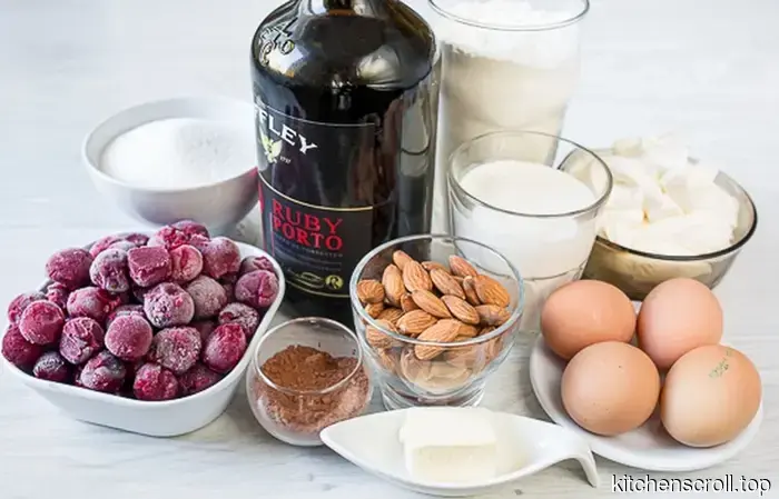 Шоколадный рулет с вишней в алкогольном сиропе на Вкусном Блоге.