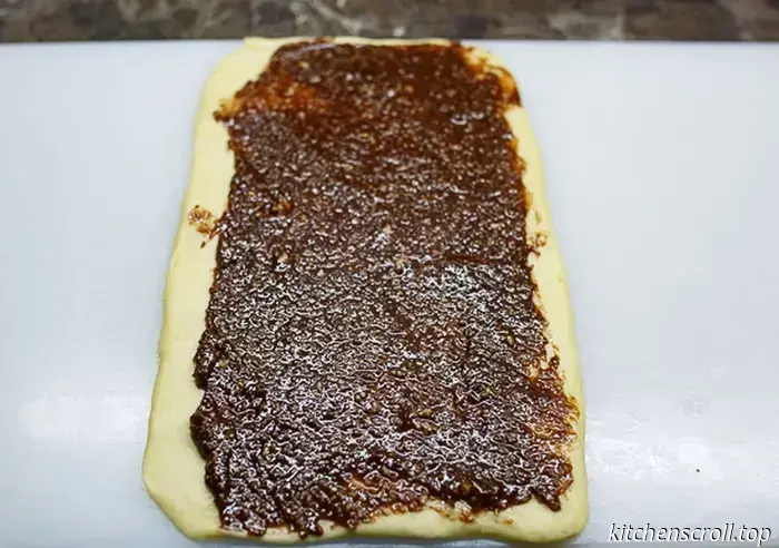 Bollo dulce en espiral con relleno de chocolate y nueces en el Blog Delicioso.