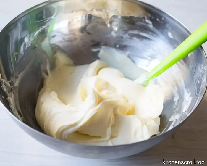 Шоколадный рулет с вишней в алкогольном сиропе на Вкусном Блоге.