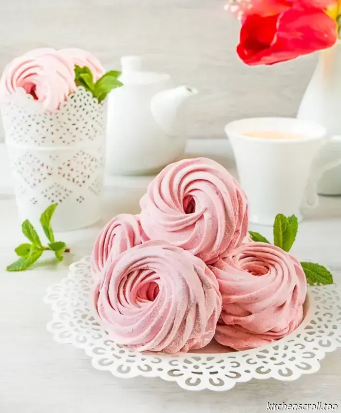 Una selezione di torte, crostate e dessert alla fragola per la stagione estiva