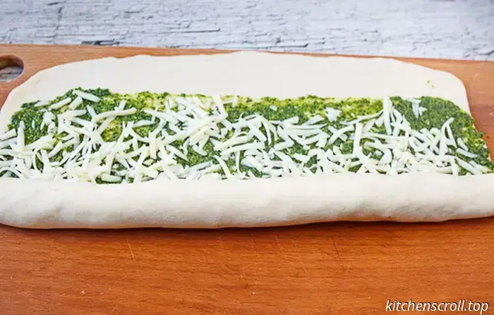 Lunch rolls with pesto and mozzarella on the Delicious Blog