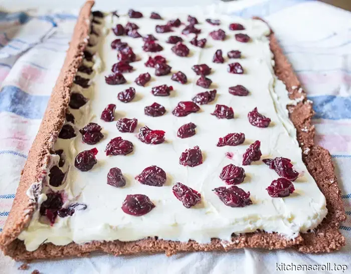 Шоколадный рулет с вишней в алкогольном сиропе на Вкусном Блоге.