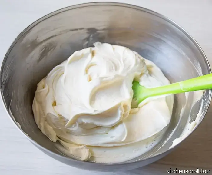 Шоколадный рулет с вишней в алкогольном сиропе на Вкусном Блоге.