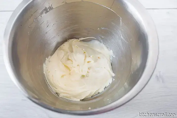 Brownie con crema di formaggio e lamponi su un delizioso blog