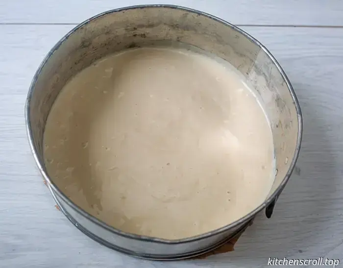 Eingelegter Kuchen mit Fleisch und Pilzen auf einem leckeren Blog