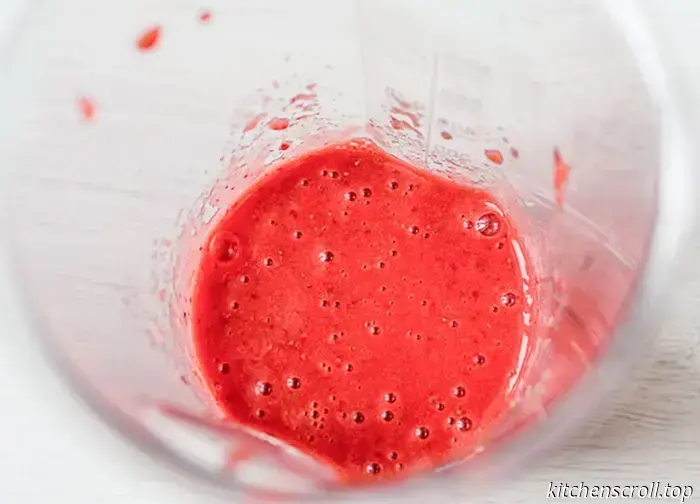 Budino al cioccolato e vaniglia con fragole su un delizioso blog