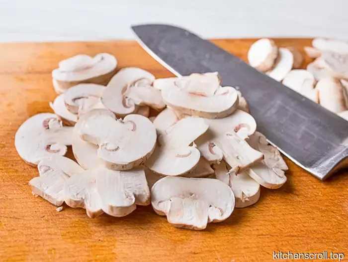 Salat mit Champignons, Avocado und knusprigem Speck auf dem Leckeren Blog