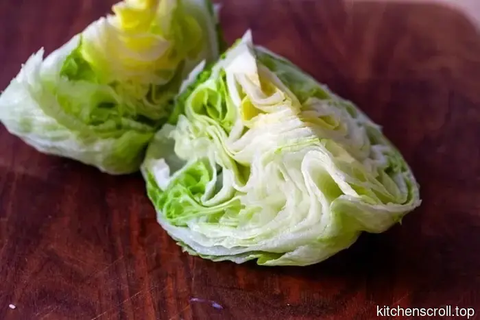 hot dog con iceberg marinato e patatine