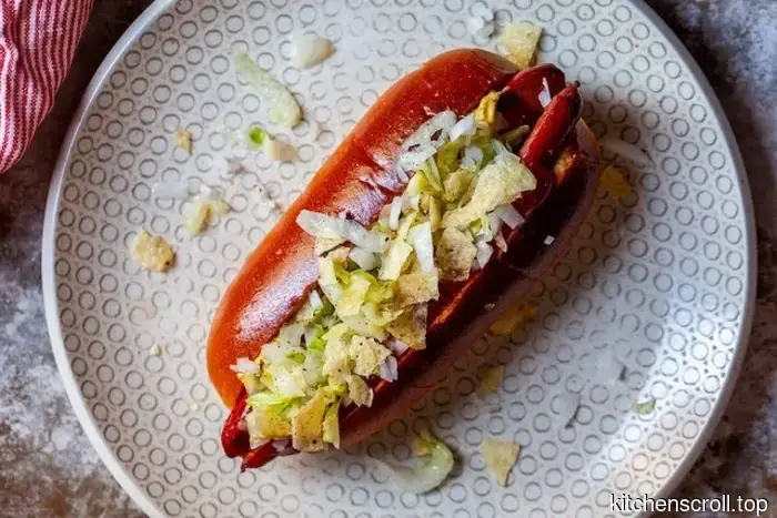 hot dog con iceberg marinato e patatine
