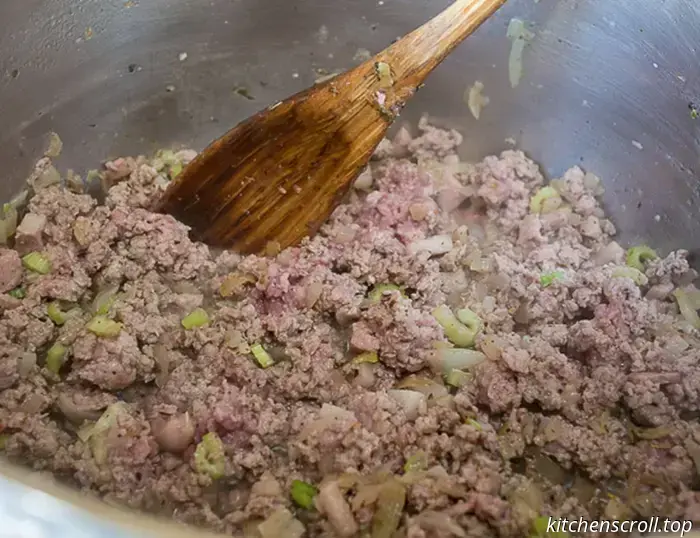 Sopa de tomate con carne picada y champiñones en un Delicioso Blog