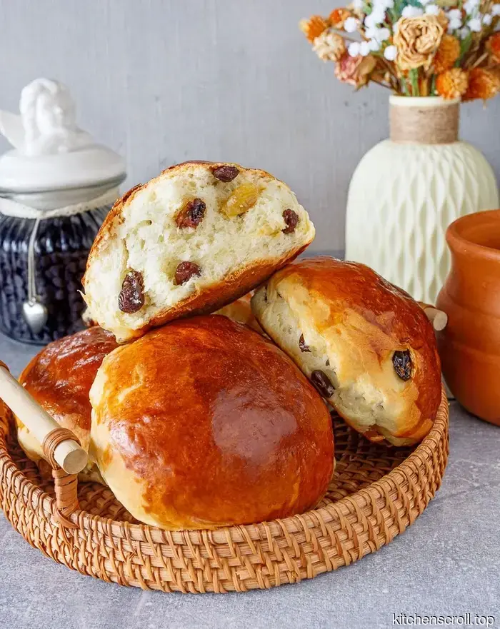 Cardamom rolls with raisins and cherries on the Tasty Blog