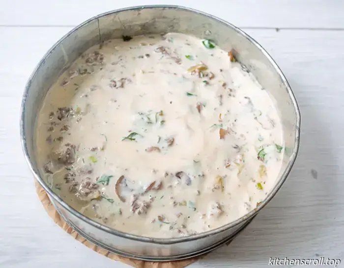 Eingelegter Kuchen mit Fleisch und Pilzen auf einem leckeren Blog
