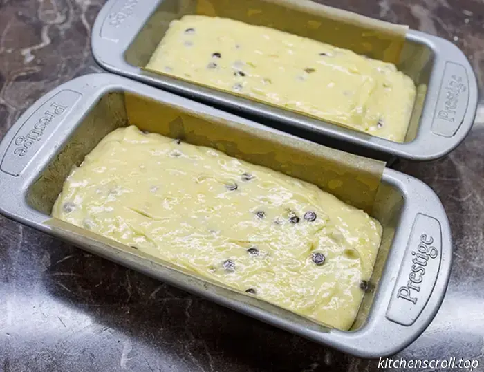 Banana cake with a chocolate crust on the Delicious Blog