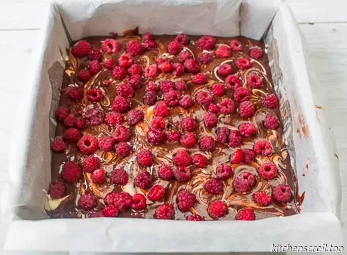 Brownie con crema di formaggio e lamponi su un delizioso blog