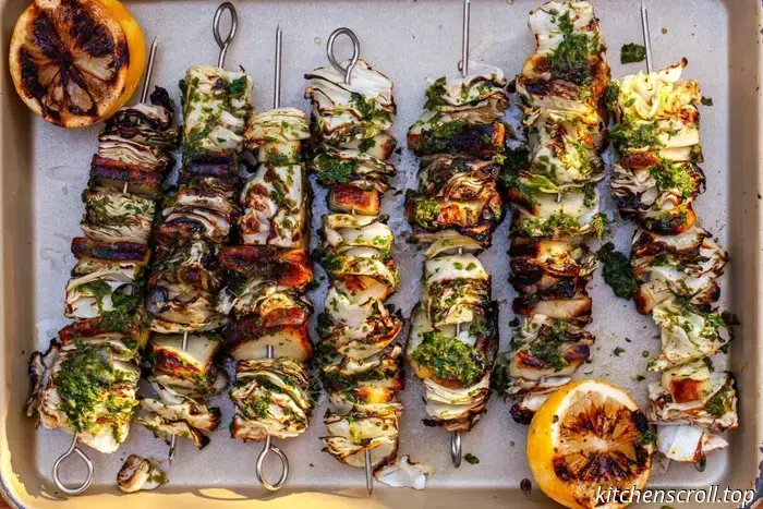 Spieße mit Kohl und Halloumi