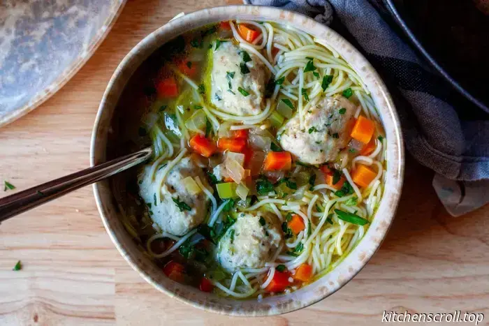 sopa de pollo con albóndigas y fideos