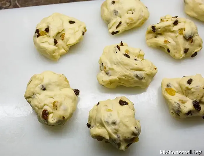 Cardamom rolls with raisins and cherries on the Tasty Blog