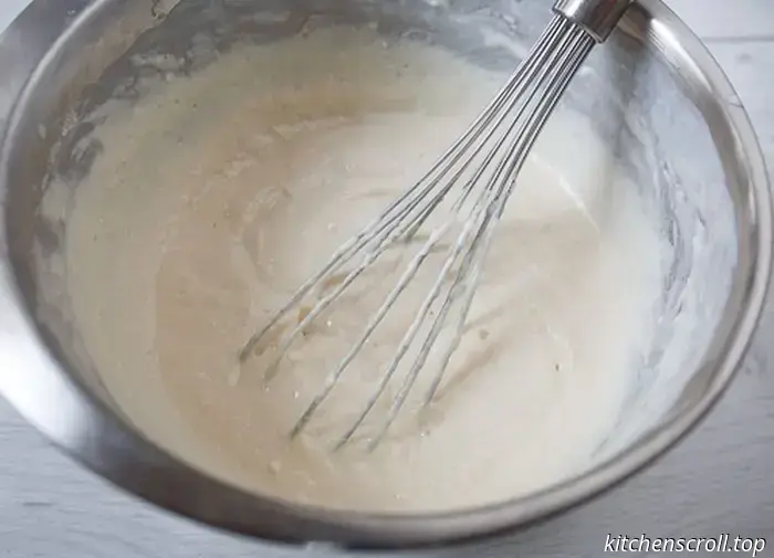 Eingelegter Kuchen mit Fleisch und Pilzen auf einem leckeren Blog