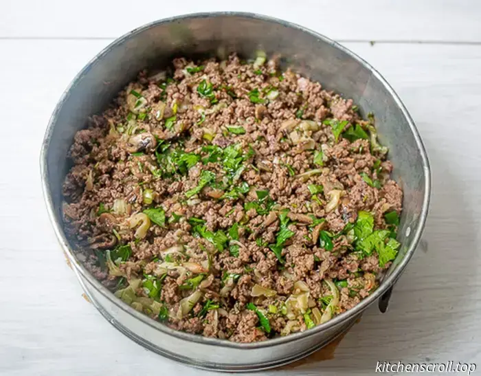 Eingelegter Kuchen mit Fleisch und Pilzen auf einem leckeren Blog
