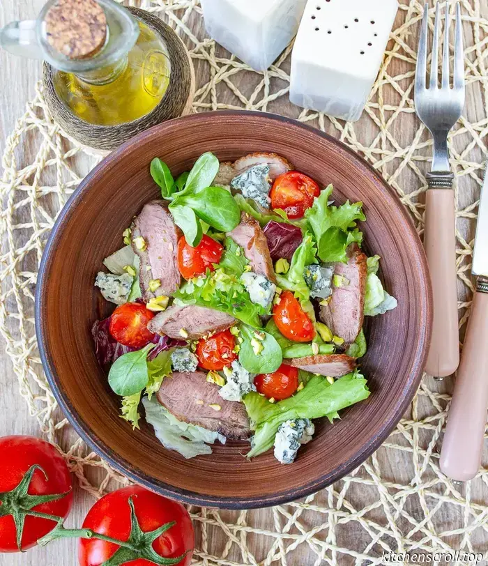 Duck salad with poached cherry tomatoes on the Delicious Blog