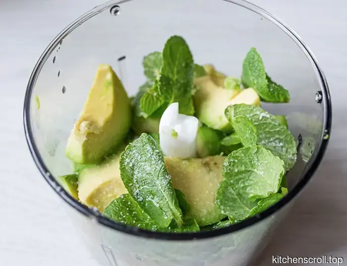 Дип из авокадо с мятой на Вкусном Блоге.