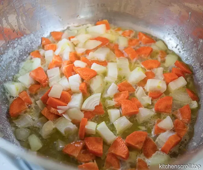 Kürbiscremesuppe mit gebratenem scharfen Hackfleisch auf dem Leckeren Blog