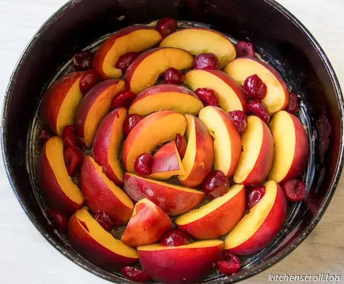 Biskuitkuchen mit Pfirsichen und Kirschen im Lecker-Blog