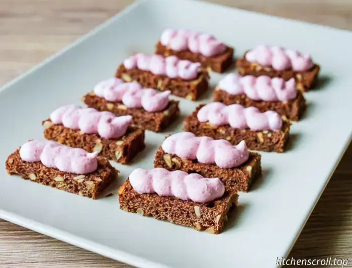 Tartine con aringa e salsa di panna acida al rafano sul Blog Gustoso