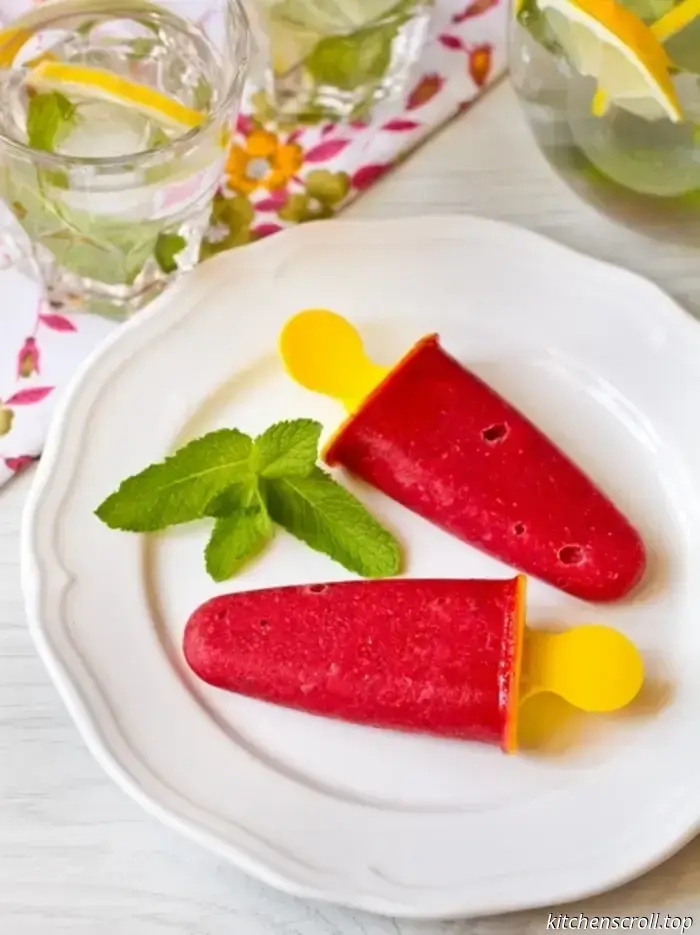 Una selezione di torte, crostate e dessert alla fragola per la stagione estiva