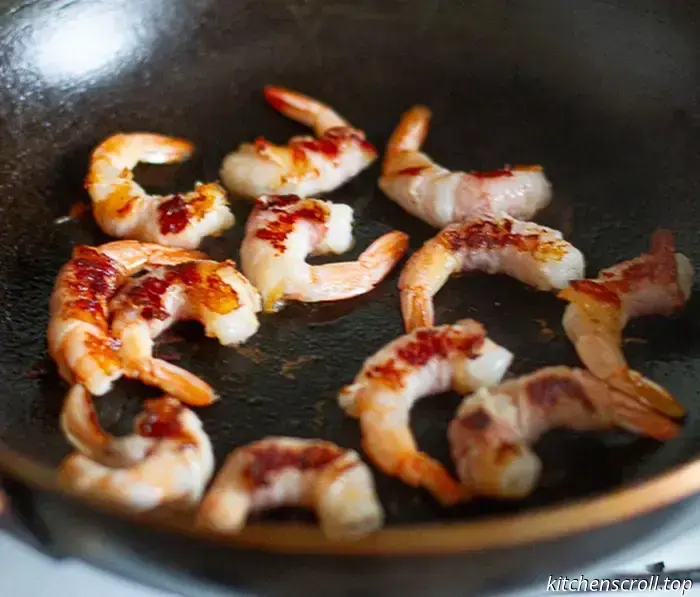 Креветки в беконе, обжаренные с острым томатным соусом, на Вкусном Блоге.