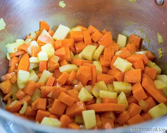 Kürbiscremesuppe mit gebratenem scharfen Hackfleisch auf dem Leckeren Blog