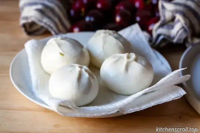 burrata con ciliegie schiacciate e pistacchi