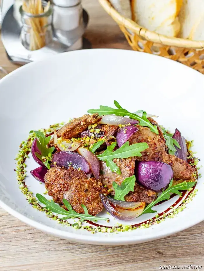 Hígado de pollo frito con pistachos y rúcula en un Delicioso Blog