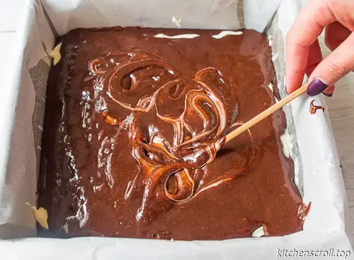 Brownie con crema di formaggio e lamponi su un delizioso blog