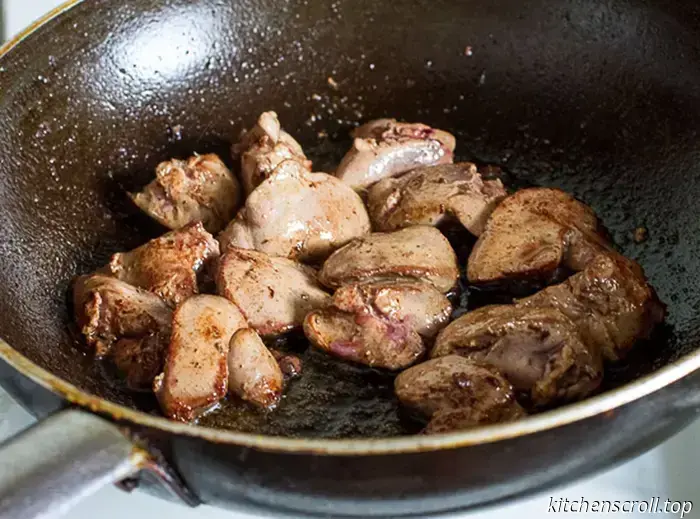 Hígado de pollo frito con pistachos y rúcula en un Delicioso Blog